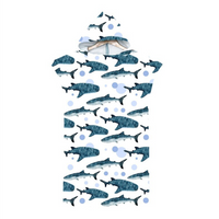 Poncho estampado de tiburones ballena y lunares